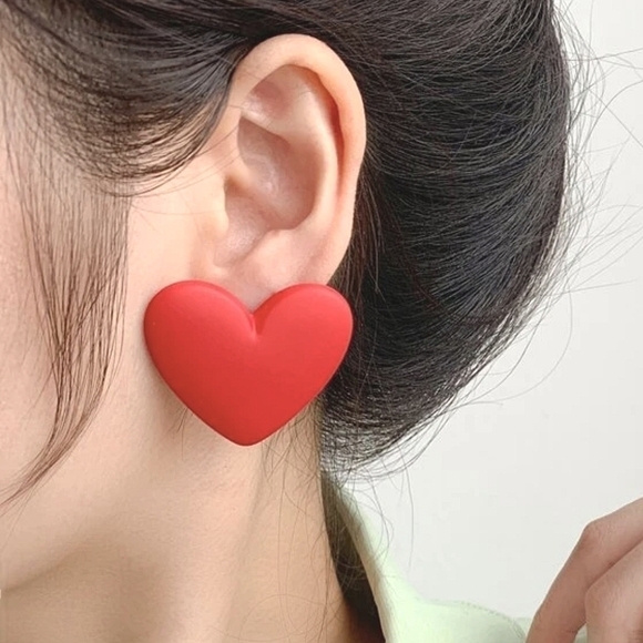 Oversized Plastic Heart Shaped Stud Charm Earrings in Red NWT - Picture 1 of 3